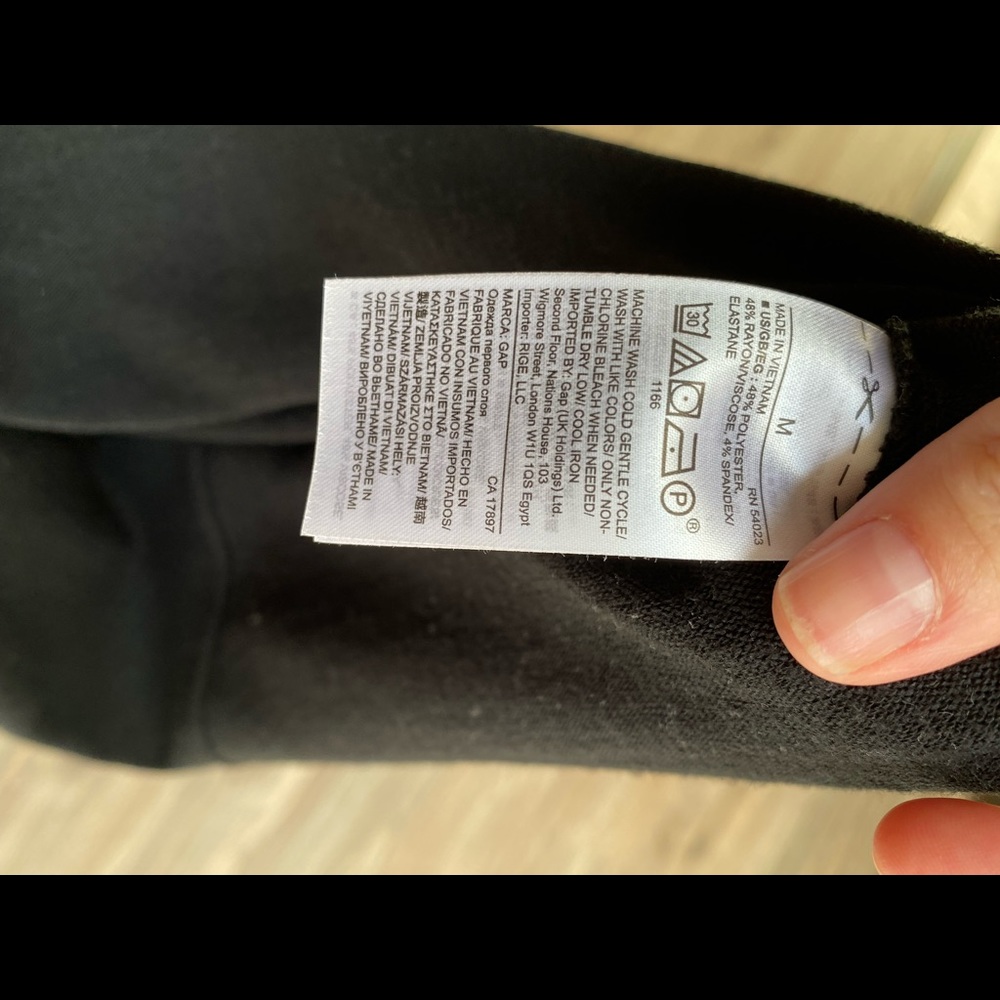 GAP basic black tank - Picture 4 of 4
